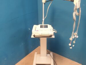 GE MAC 1200 ST 1200ST EKG Gerät mit Sauganlage auf fahrbarem Gestell