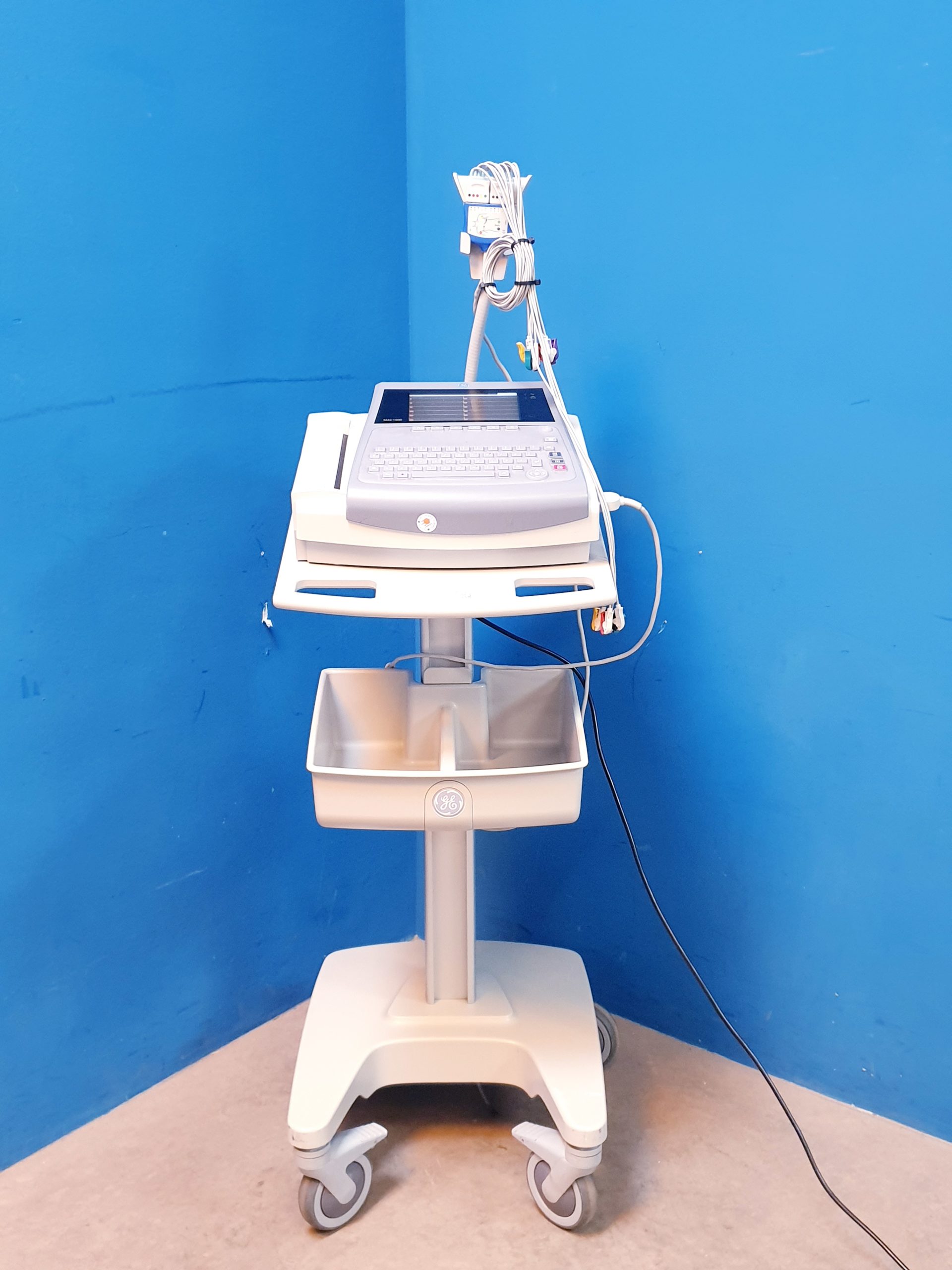 Ge Mac 1600 MAC1600 EKG Gerät mit Gerätewagen mit Kabelarmhalterung – Bild 3