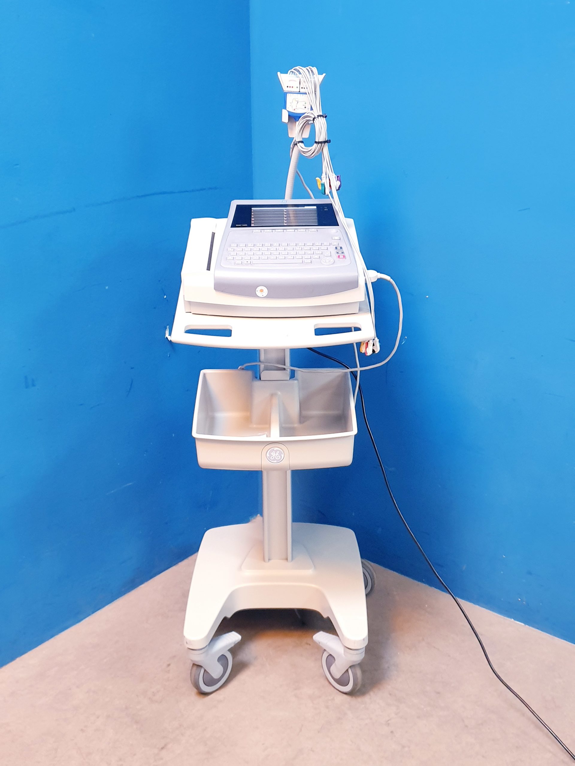 Ge Mac 1600 MAC1600 EKG Gerät mit Gerätewagen mit Kabelarmhalterung