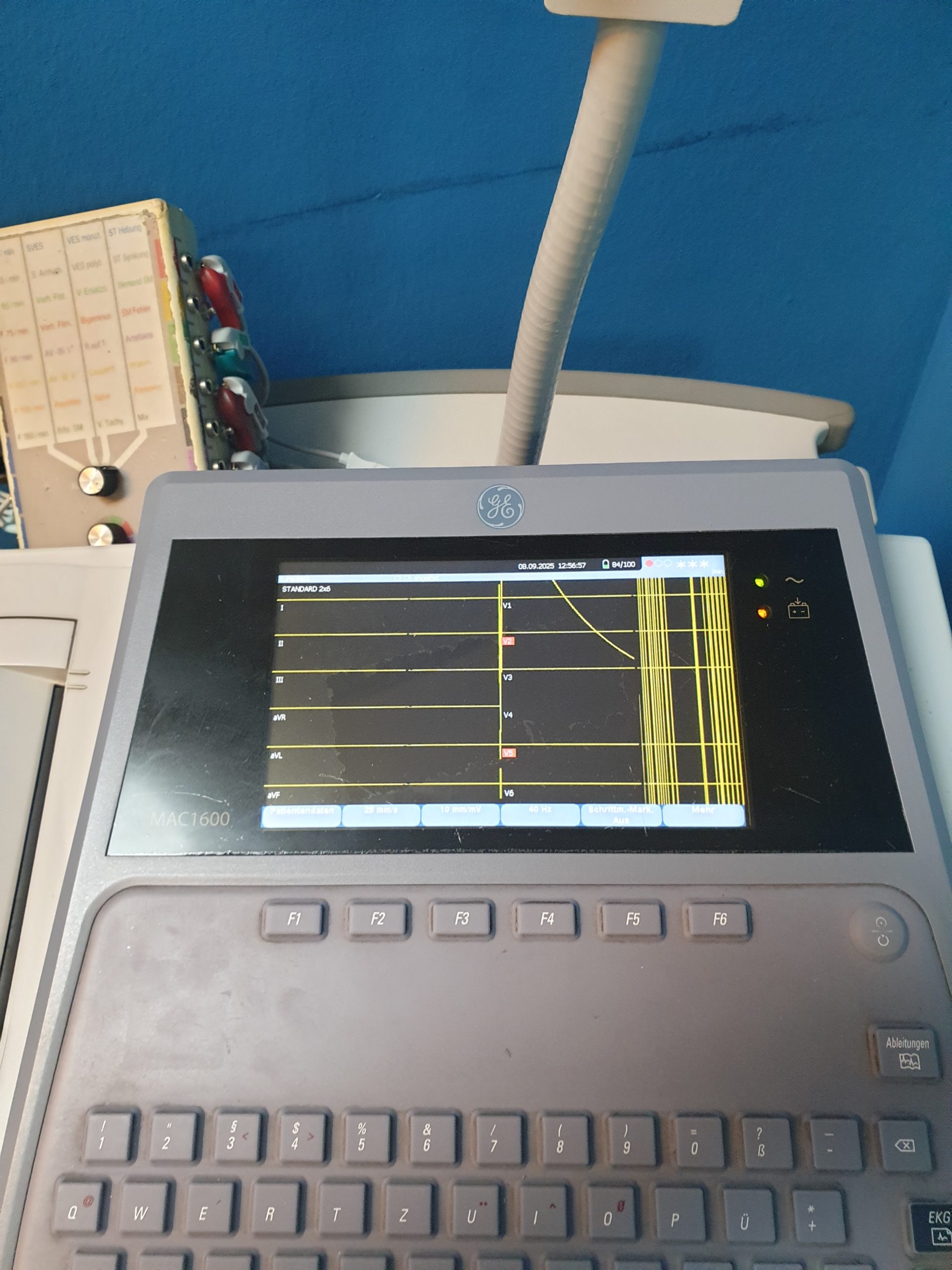 Ge Mac 1600 MAC1600 EKG Gerät mit Gerätewagen mit Kabelarmhalterung – Bild 7