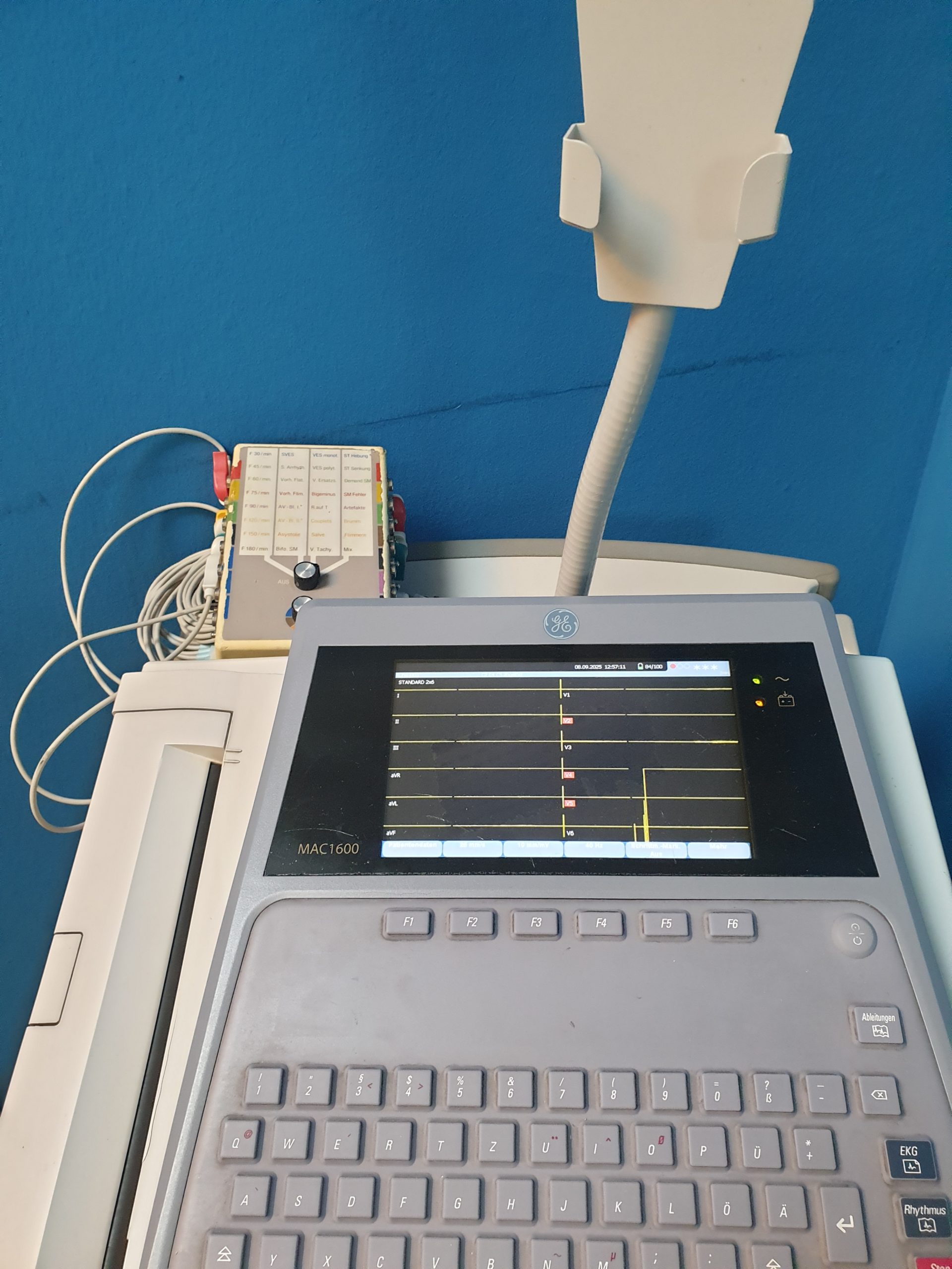 Ge Mac 1600 MAC1600 EKG Gerät mit Gerätewagen mit Kabelarmhalterung – Bild 9