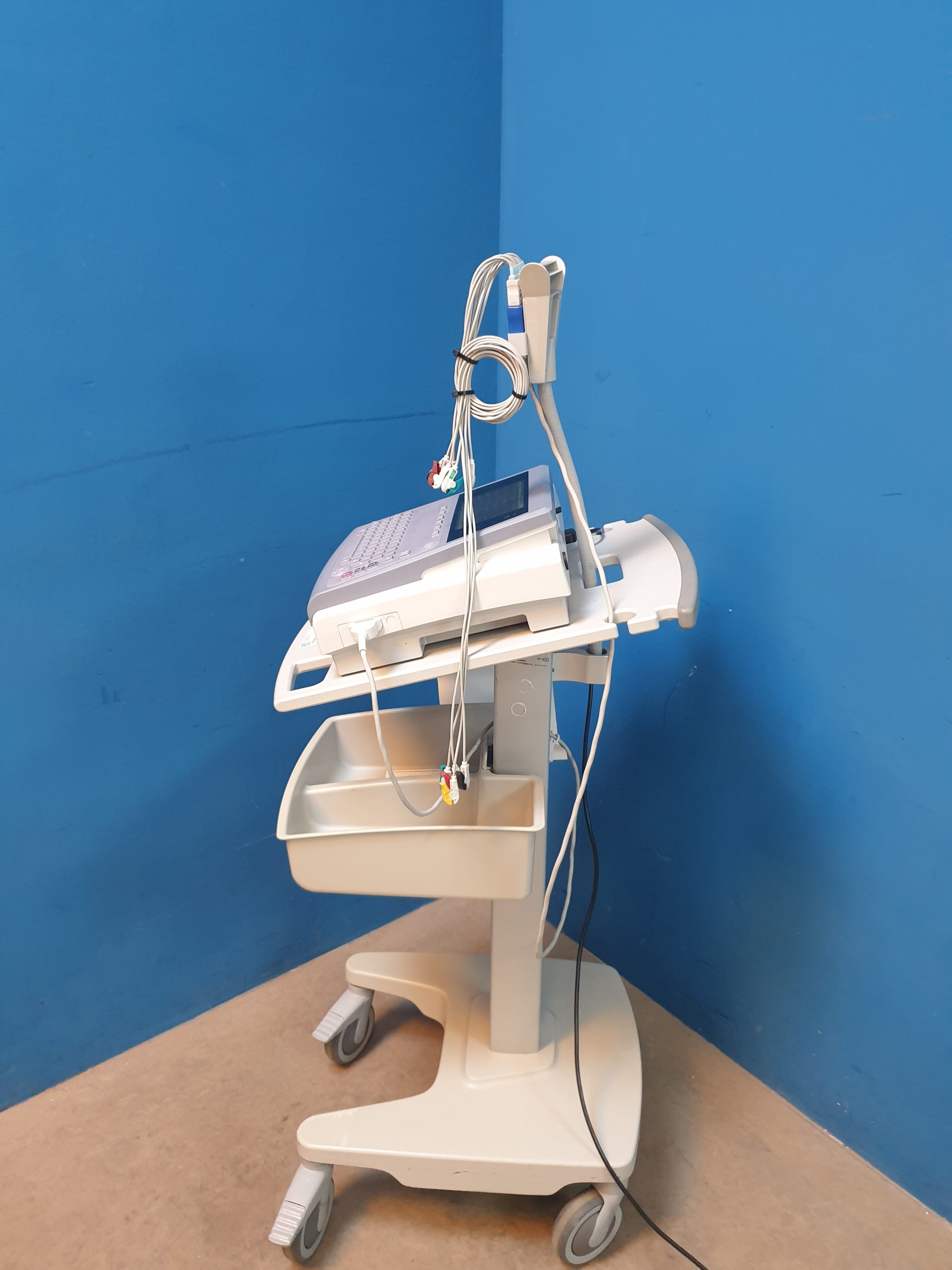 Ge Mac 1600 MAC1600 EKG Gerät mit Gerätewagen mit Kabelarmhalterung – Bild 11