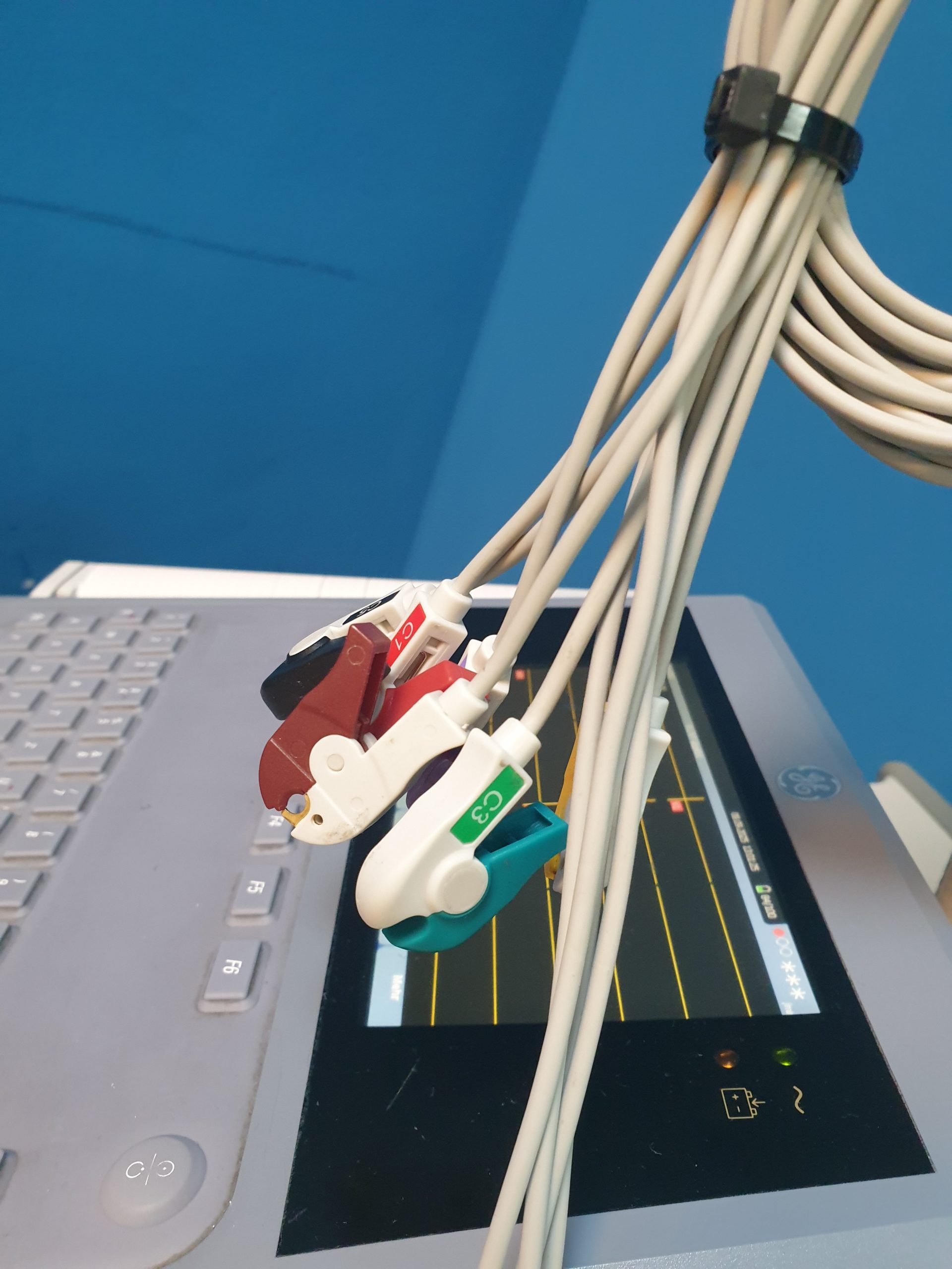 Ge Mac 1600 MAC1600 EKG Gerät mit Gerätewagen mit Kabelarmhalterung – Bild 13