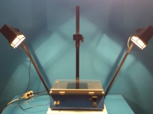 Multiband Transillumin UV Transilluminator  Multiband auf einem Leitz Reprovit R Aufnahmetisch mit Beleuchtungseinheit