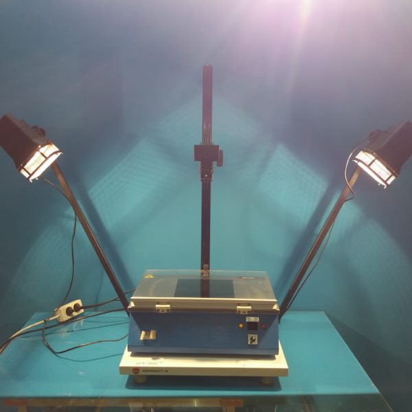 Multiband Transillumin UV Transilluminator  Multiband auf einem Leitz Reprovit R Aufnahmetisch mit Beleuchtungseinheit