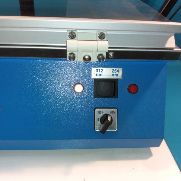 Multiband Transillumin UV Transilluminator  Multiband auf einem Leitz Reprovit R Aufnahmetisch mit Beleuchtungseinheit