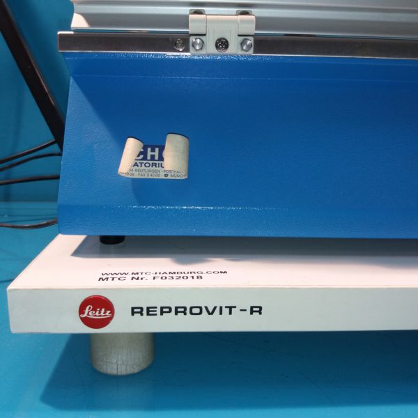 Multiband Transillumin UV Transilluminator  Multiband auf einem Leitz Reprovit R Aufnahmetisch mit Beleuchtungseinheit
