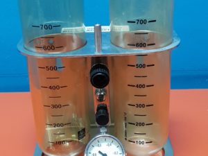 Dräger Absaugpumpe medizinische Pumpe mit 1 Sekretbehältern und Manometer