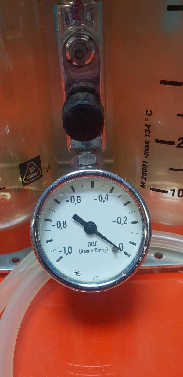 Dräger Absaugpumpe medizinische Pumpe mit 1 Sekretbehältern und Manometer