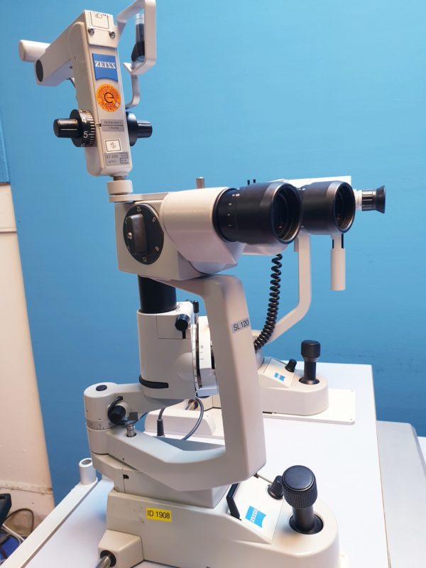 WAGNER & GRUDER MIKROLA  Untersuchungseinheit mit ZEISS SZP 350 Projector, ZEISS SL 120 Spaltlampe und  CL 110 Ophthalmometer, ....