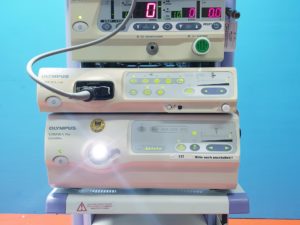 Olympus VISERA Pro OTV-S7Pro Processor mit Kamera-Kopf, Tastatur und CLV-S40Pro Soy Monitor und UHI-3 Olympus UHI-3 Insufflator Endoscopy // 35L Insufflator