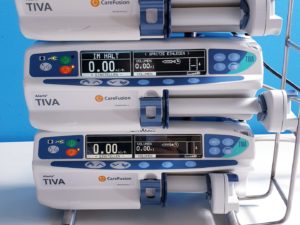 3 X Carefusion Alaris TIVA Spritzenpumpen  mit Halterung - Aufhängung