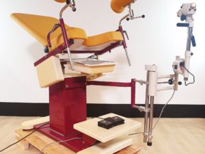 Schmitz 118201  Gynstuhl , Untersuchungsstuhl ; mit Beinhalter Elektrisch + Leisegang  Typ B  1H3 Kolposkop