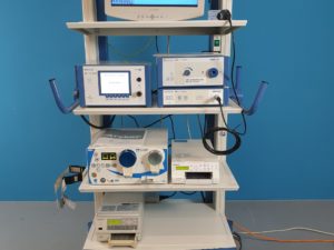 Aesculap Turm: David 3 Prozessor mit kamerakopf, Conmed Linvatec Smart OR,   Axel 180 Lichtquelle,   Flow 40 Insufflator  PG080, UP-21MD, UP-25MD, Sony LMD-1950MD