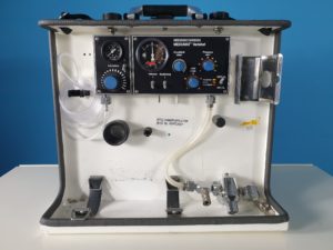 WEINMANN MEDUMAT VARIABEL Beatmungsgerät mit Halterung und Manometer