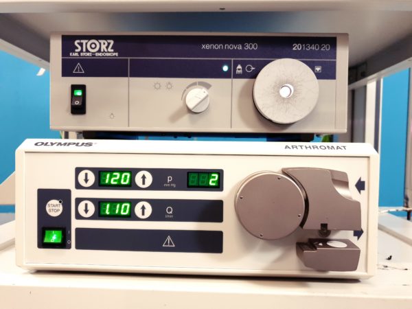 Karl Storz Turm :  Olympus OEV191H  + 20221030 Kamerakopf + 202220 20 Konsole + Hamou Endomat 263310 20  + SCB Thermoflator 264320 20  + Xenon Nova 300 201340 20 + Arthromatt