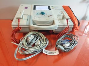 GE Hellige Cardioserv Defibrillator + EKG Ableitungskabel + SpO2 Fingersensor