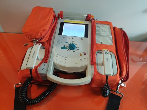 GE Hellige Cardioserv Defibrillator + EKG Ableitungskabel + SpO2 Fingersensor DOM 2013