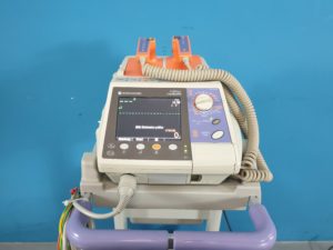 NIHON KOHDEN CARDIOLIFE ACTI BIPHASIC Defibrilator  auf fahrbarem Gestell