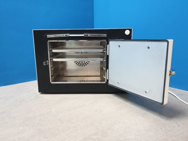 Melag 305 Heissluftsterilisator / Sterilisator 1416 Watt mit 02 Tabletts