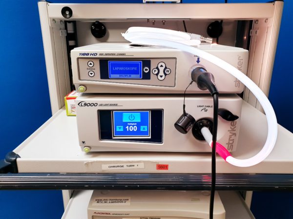 Stryker Turm Arthroskopie  Laparaskopie  Zystoskopie - 1188HD - L9000 LED Light Source - Stryker FLOCONTROL Arthroskopie Pump - VISIONPRO LED Display - SDC Ultra HD Managment System -