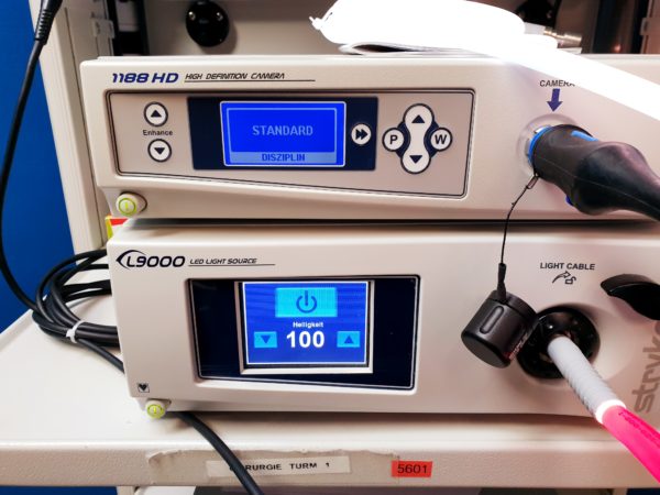 Stryker Turm Arthroskopie  Laparaskopie  Zystoskopie - 1188HD - L9000 LED Light Source - Stryker FLOCONTROL Arthroskopie Pump - VISIONPRO LED Display - SDC Ultra HD Managment System -