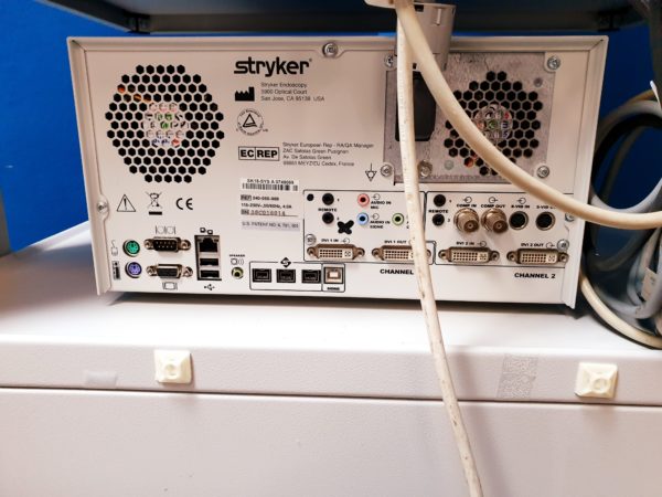 Stryker Turm Arthroskopie  Laparaskopie  Zystoskopie - 1188HD - L9000 LED Light Source - Stryker FLOCONTROL Arthroskopie Pump - VISIONPRO LED Display - SDC Ultra HD Managment System -
