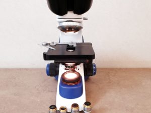 Mikroskop SA 3000 mit 4 Objektiven Biologisches Mikroskop