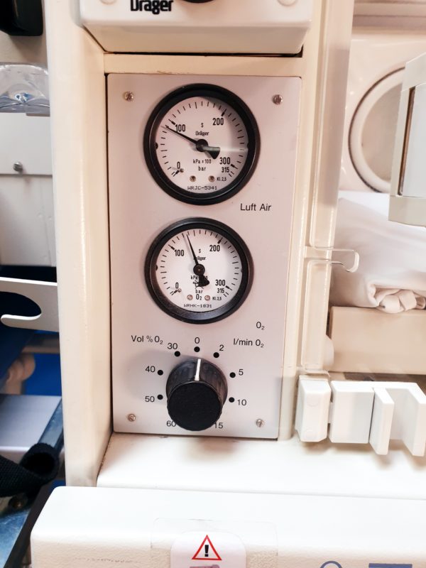 Dräger  Draeger  Transport Incubator // Transportinkubator  5400 +  Babylog 2000 Beatmungsgerät auf fahrbarem Gestell