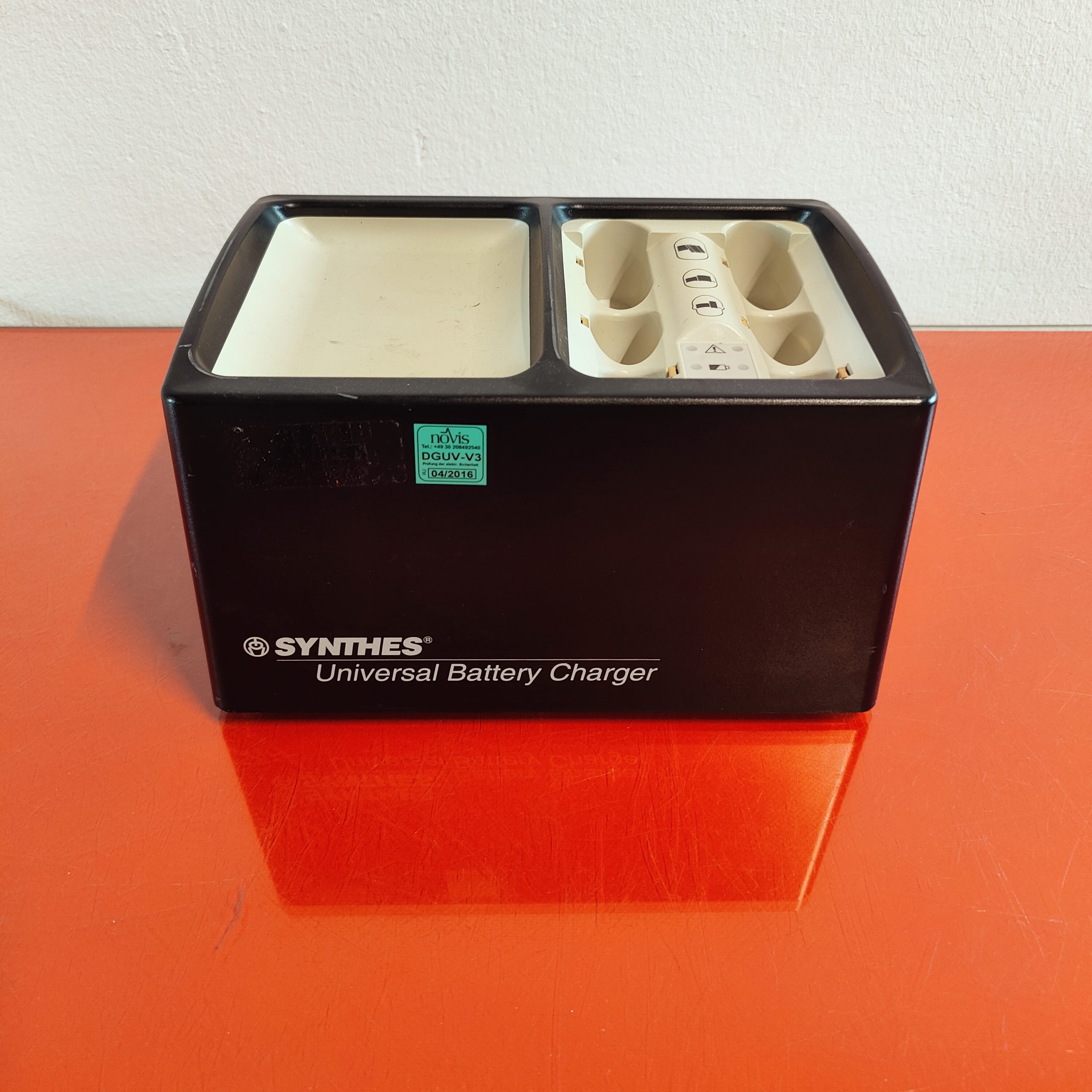 Synthes 530.600 Universal Battery Charger